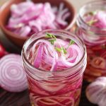 Ainult nii küpsetan marineeritud sibulat: see osutub krõbedaks ja väga